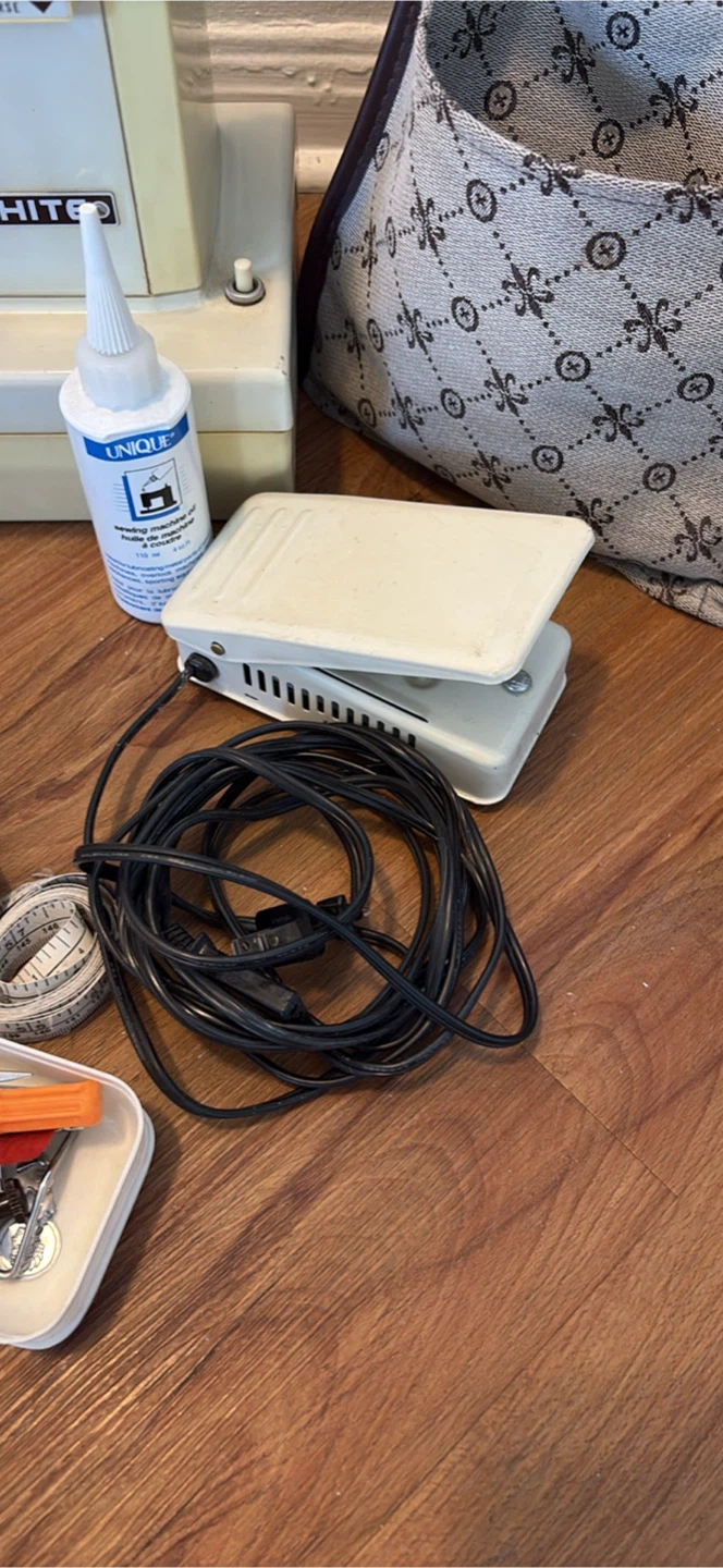 White Sewing Machine with Accessories and Bag - photo 3