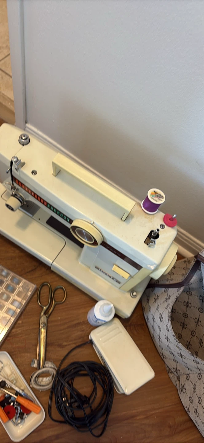 White Sewing Machine with Accessories and Bag - photo 4