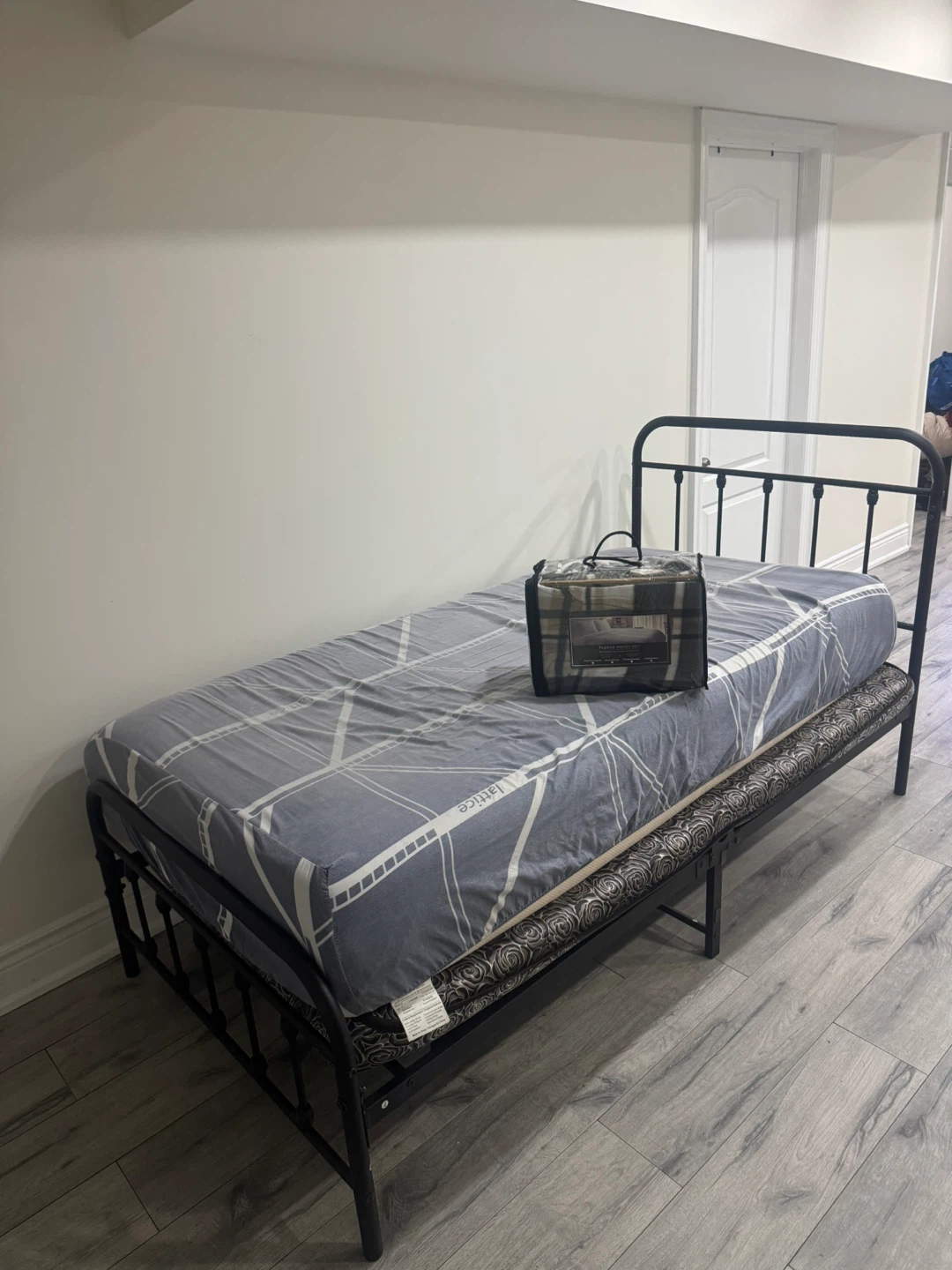 Twin bed fame with mattress and fleece sheet set - photo 2