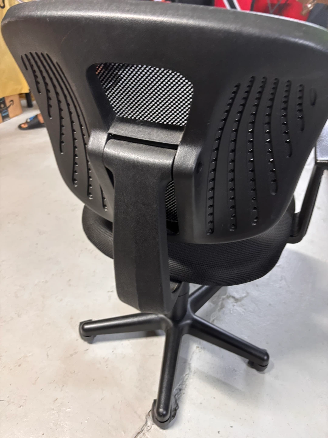 Black Mesh Office Chair - photo 2