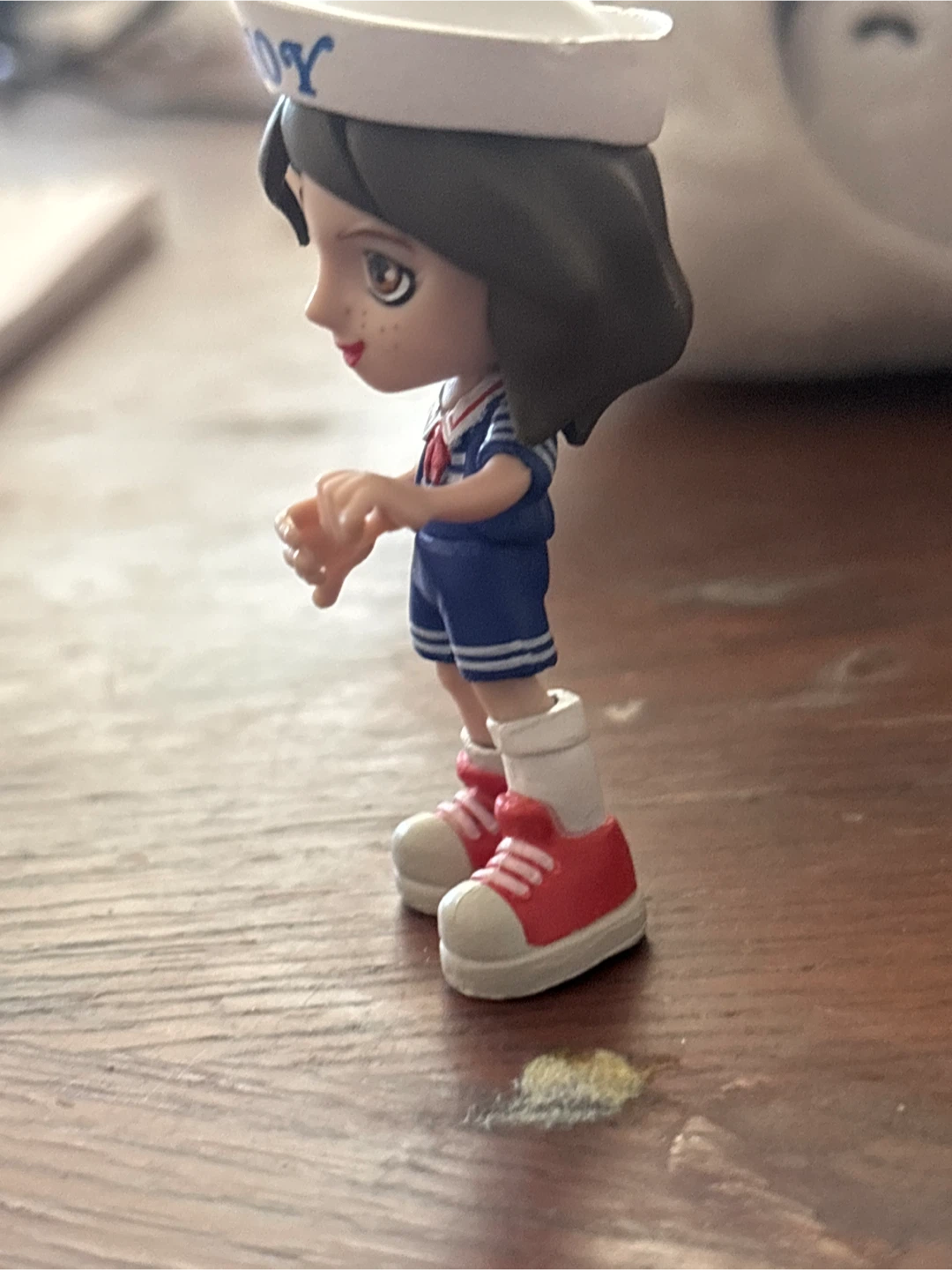 Stranger Things "Scoops Ahoy" Robin Buckley Mini Figure - photo 2