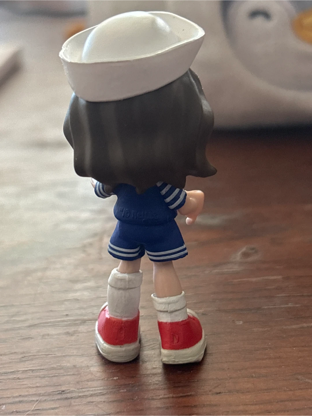 Stranger Things "Scoops Ahoy" Robin Buckley Mini Figure - photo 3