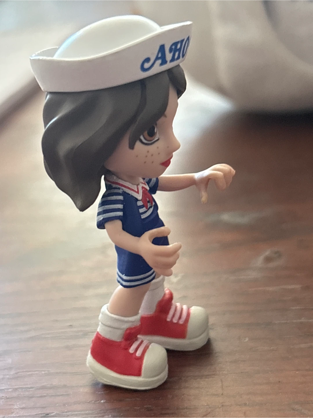 Stranger Things "Scoops Ahoy" Robin Buckley Mini Figure - photo 4