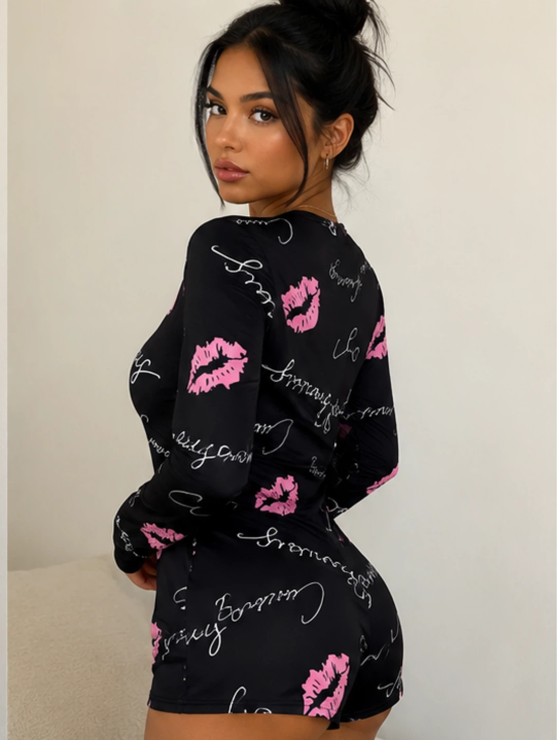 Black Kiss Print Onesie Romper - photo 2