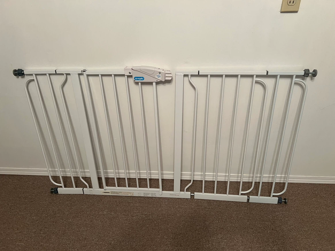 Regalo White Metal Baby Gate