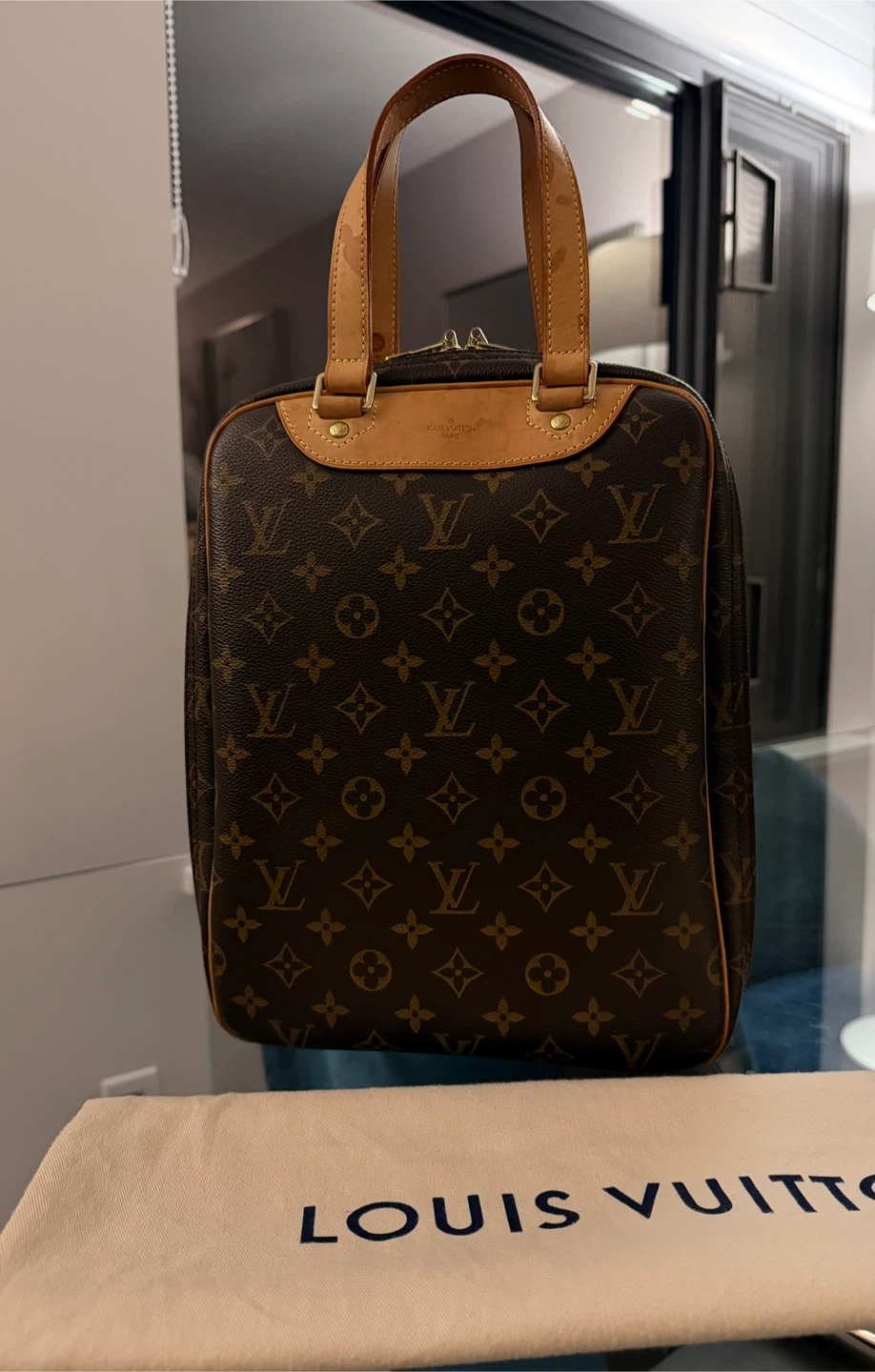 Louis Vuitton Excursion Monogram Bag Authentic LV Unisex - photo 3