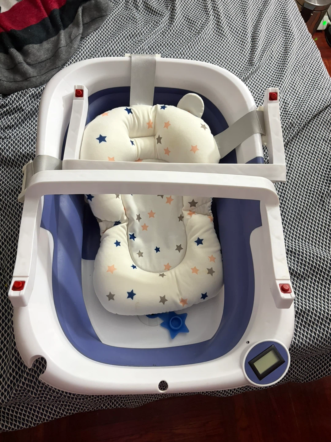 Collapsible Baby Bathtub with Digital Thermometer - photo 3