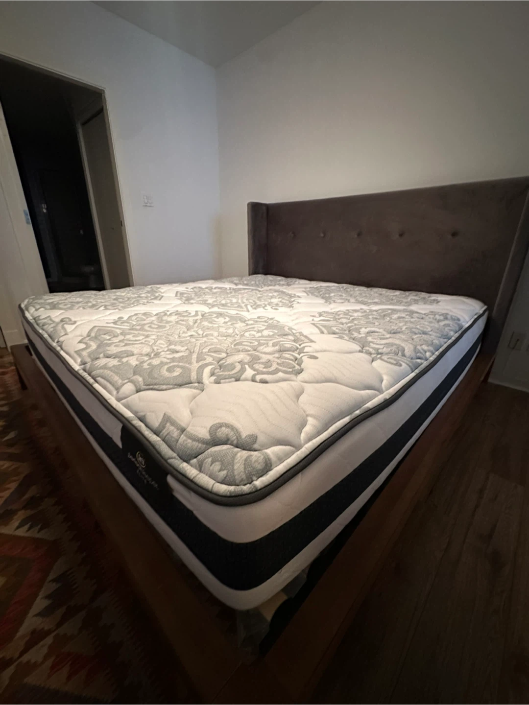 King Serta Perfect Sleeper Elite Mattress Like New 2023 - photo 2