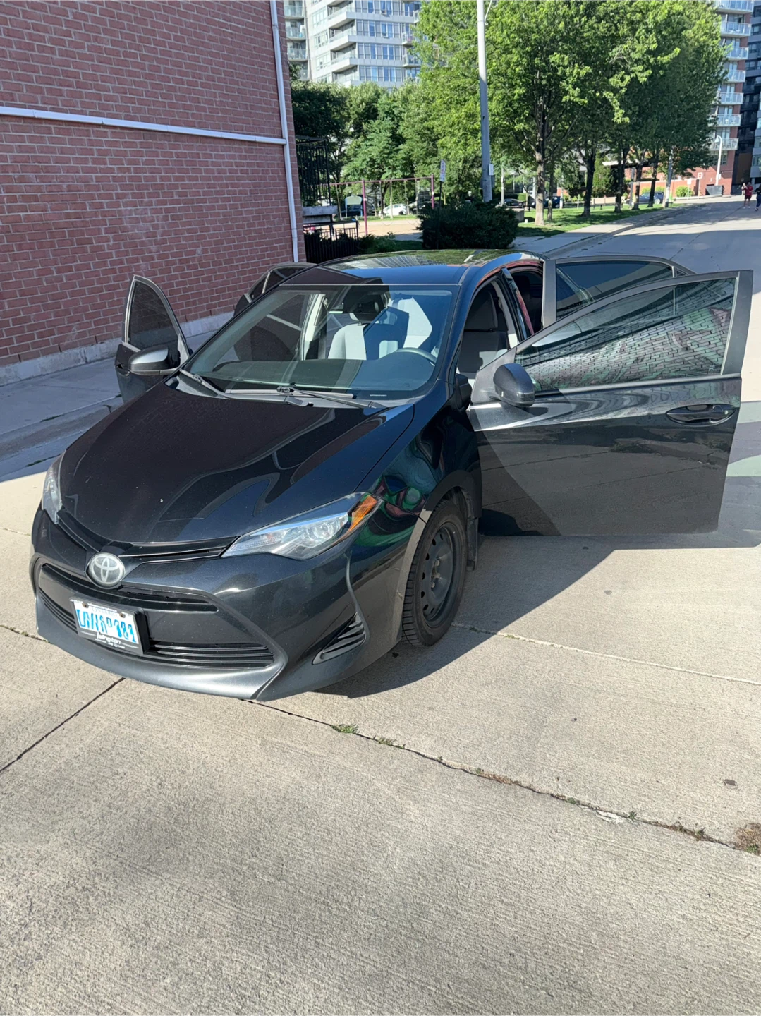 2019 Toyota Corolla LE 4DR Dark Blue 114,076 km - photo 4
