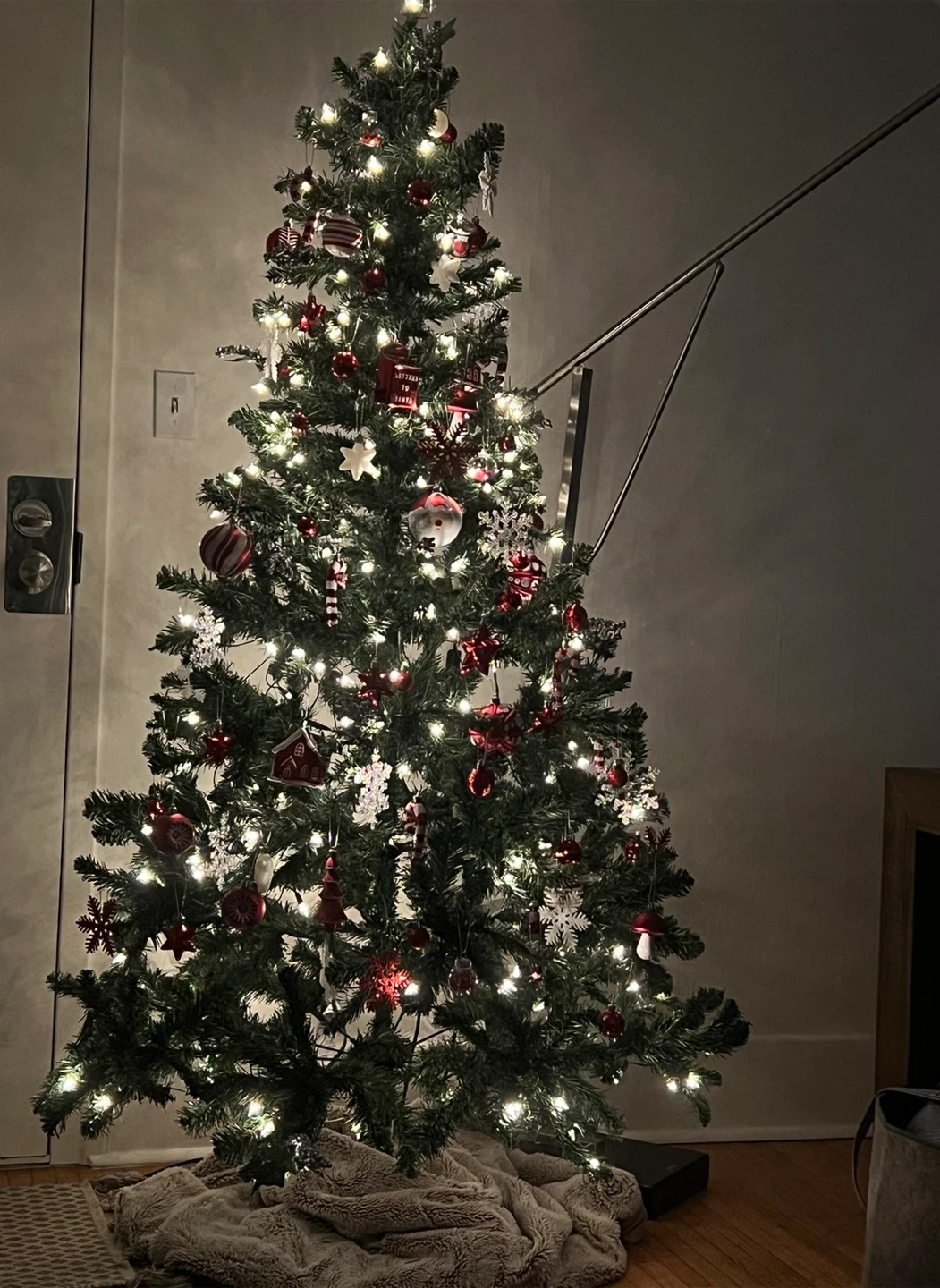 Pre-lit artificial Christmas tree with ornaments