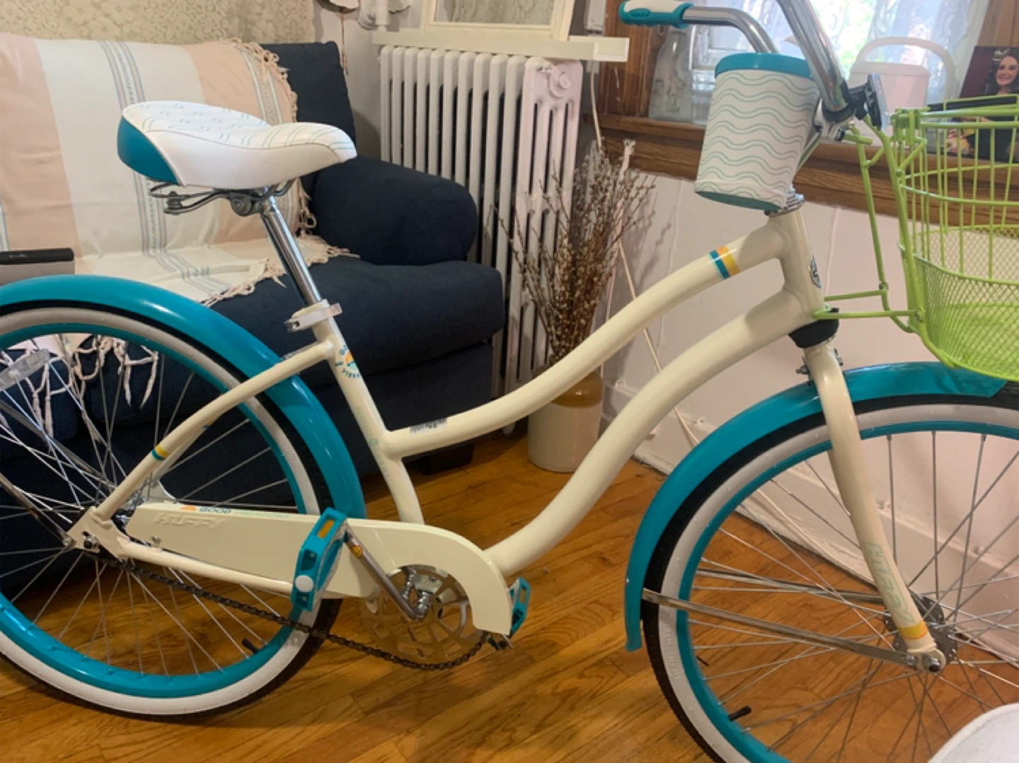 Beach cruiser bike with cup holder and detachable basket
