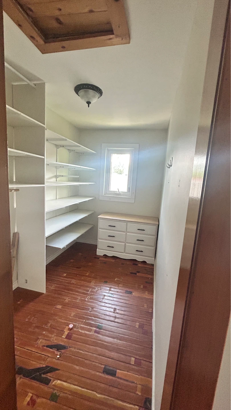SUMMER STUDENT ROOM - Western Hill, St Catharines