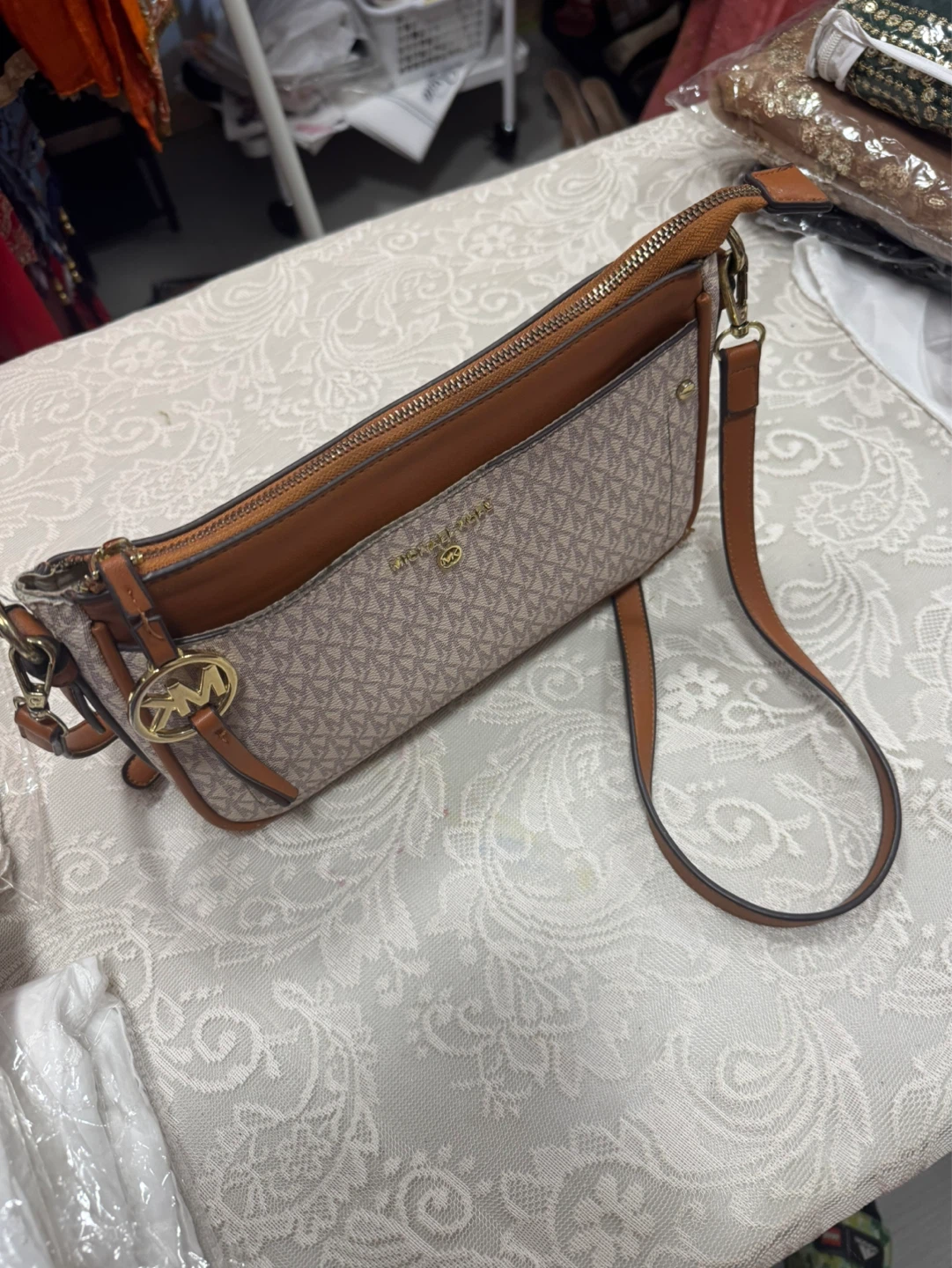 MK Cross body Bag in good condition - photo 4