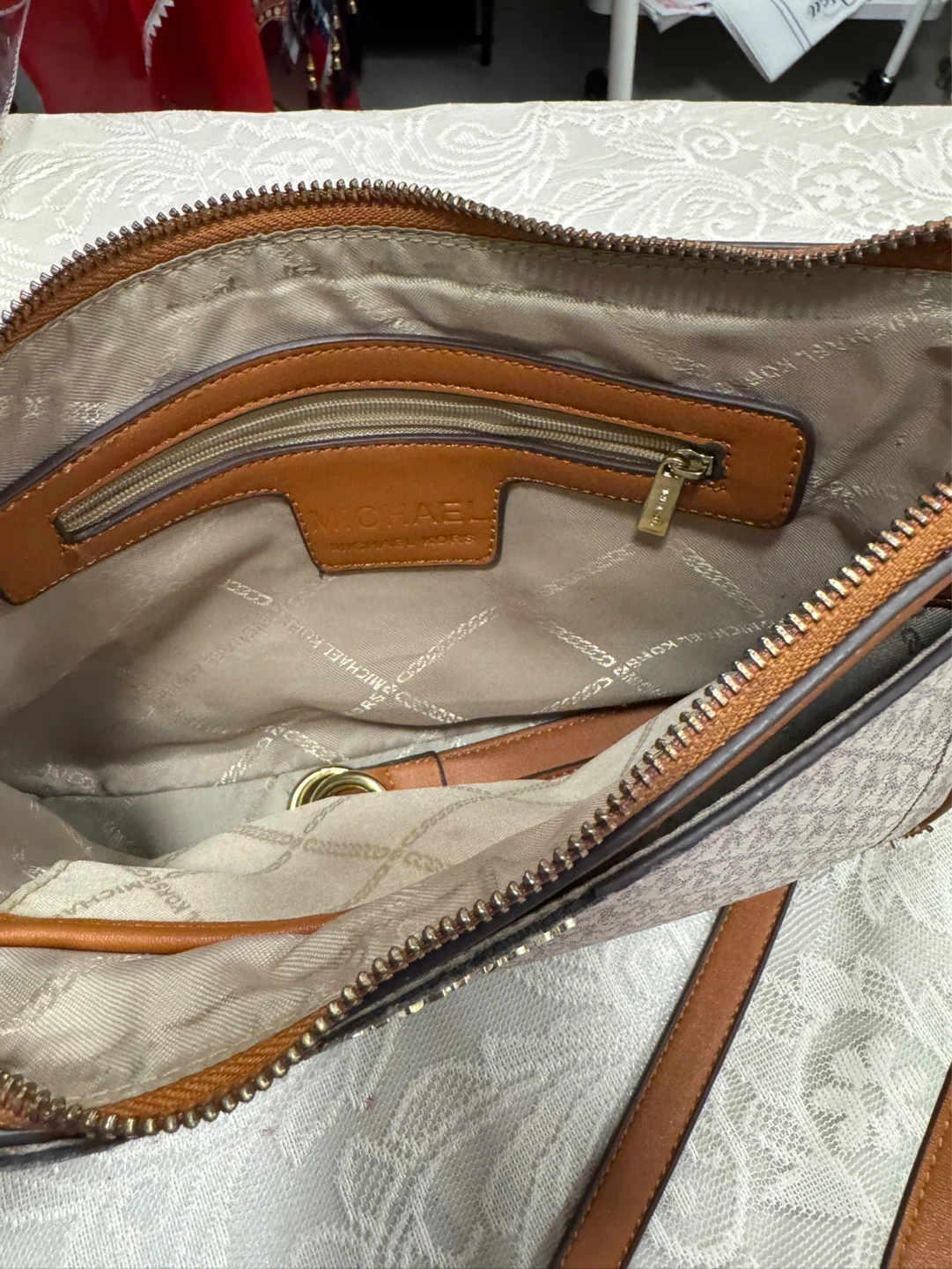 MK Cross body Bag in good condition - photo 3