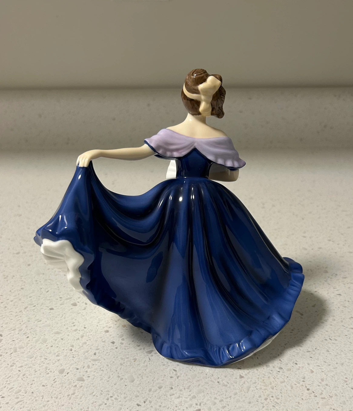 Royal Doulton Pretty Ladies "Elaine"  Figurine - photo 2