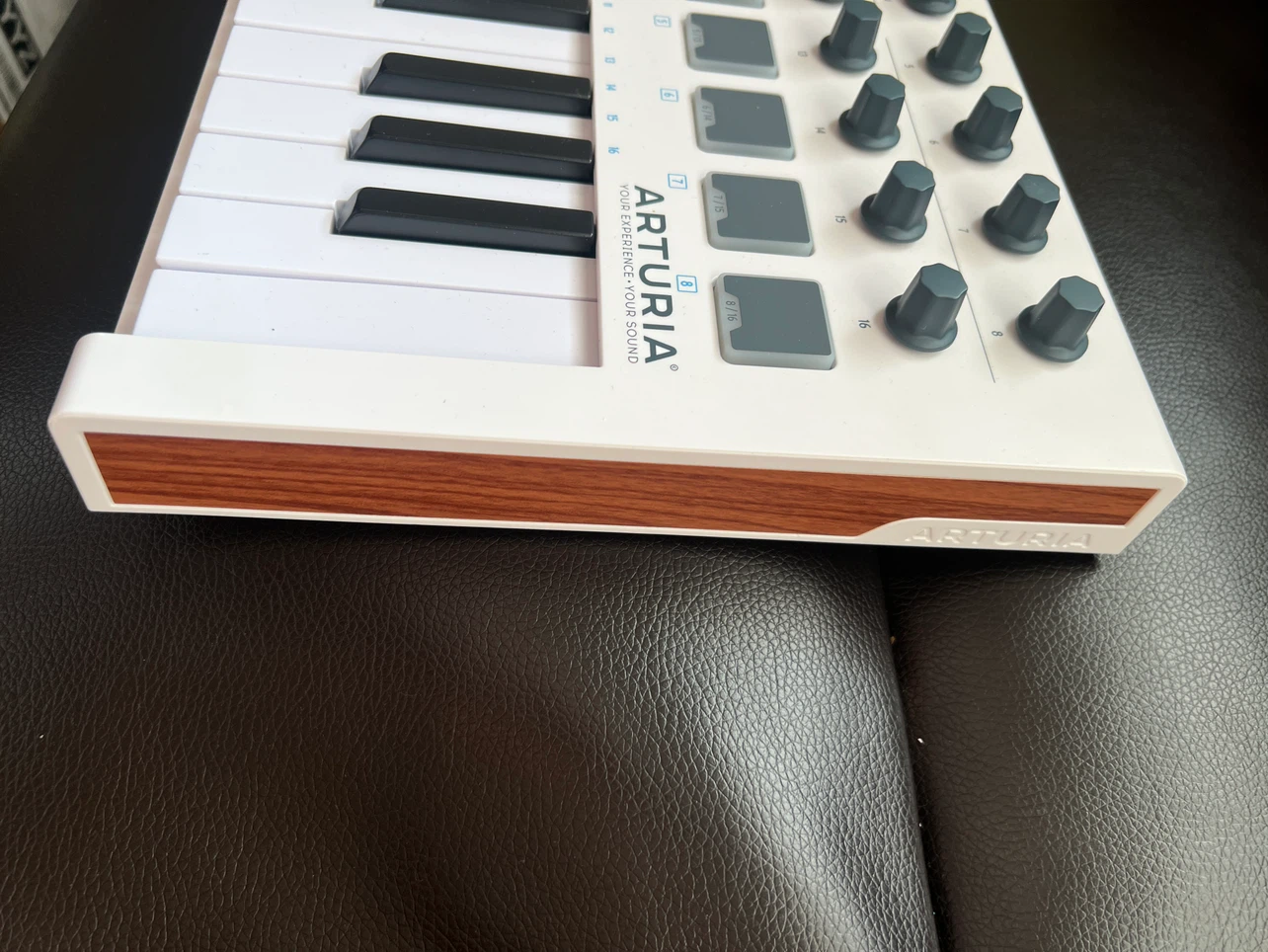MiniLab MkII 25 Mini Key Controller - White - photo 3