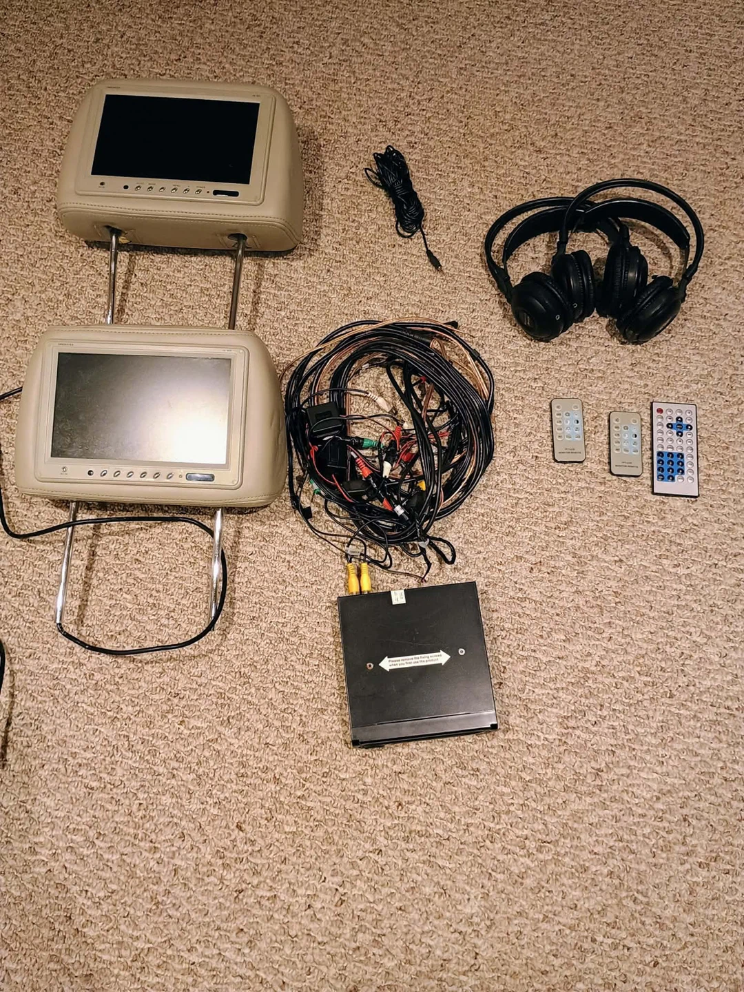 Car Headrest Monitors with DVD Player and Accessories