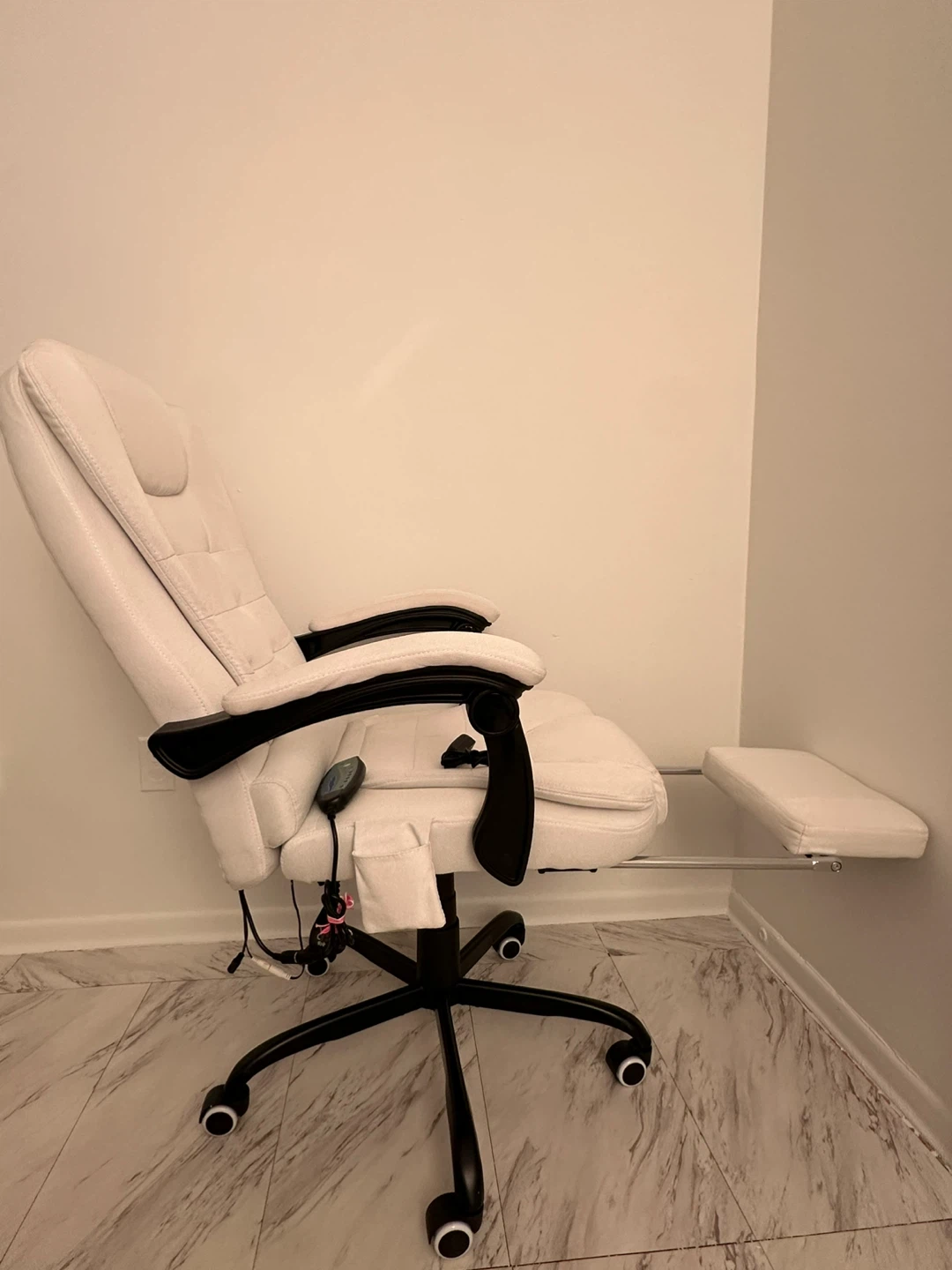 White massage office chair with footrest - photo 2