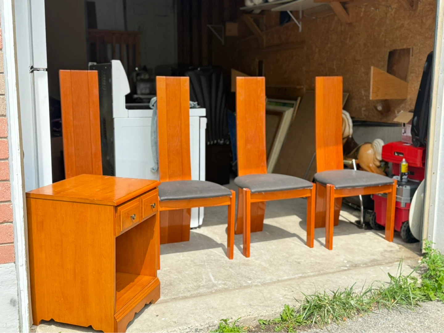 4 High-Back Chairs & Matching Side Table - photo 3
