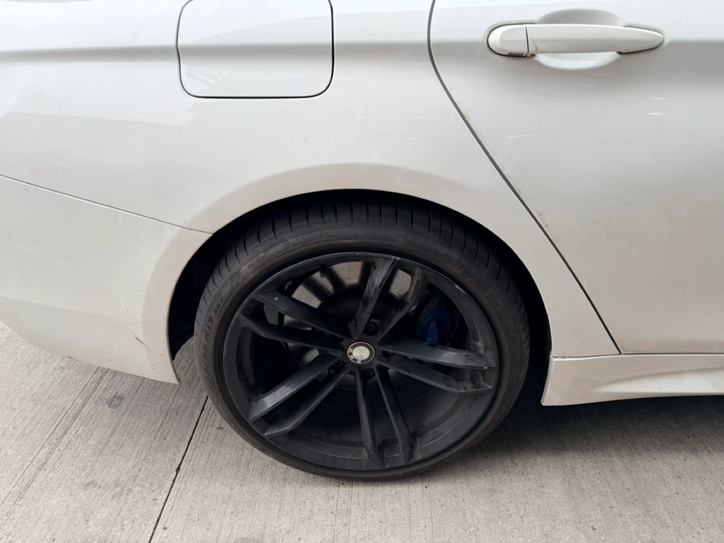 Black Rims and run flat pirelli summer tires. - photo 2