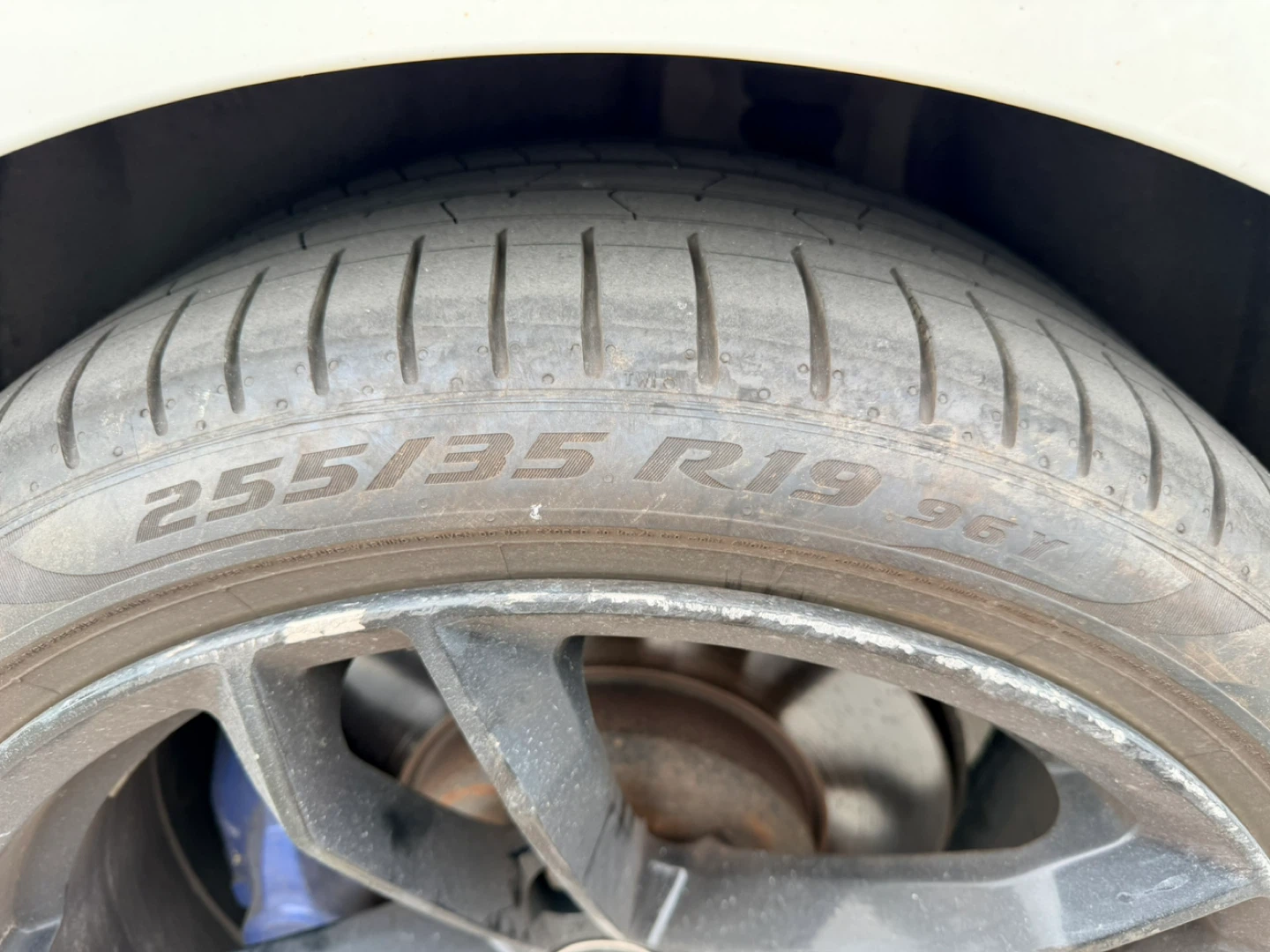 Black Rims and run flat pirelli summer tires. - photo 5
