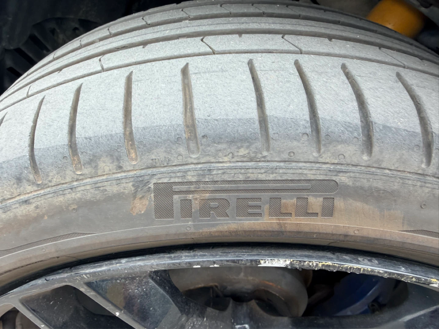 Black Rims and run flat pirelli summer tires. - photo 4