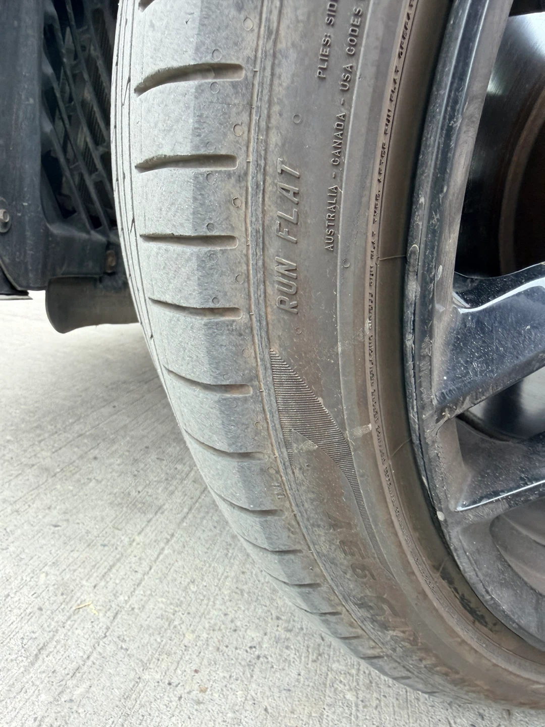 Black Rims and run flat pirelli summer tires. - photo 3
