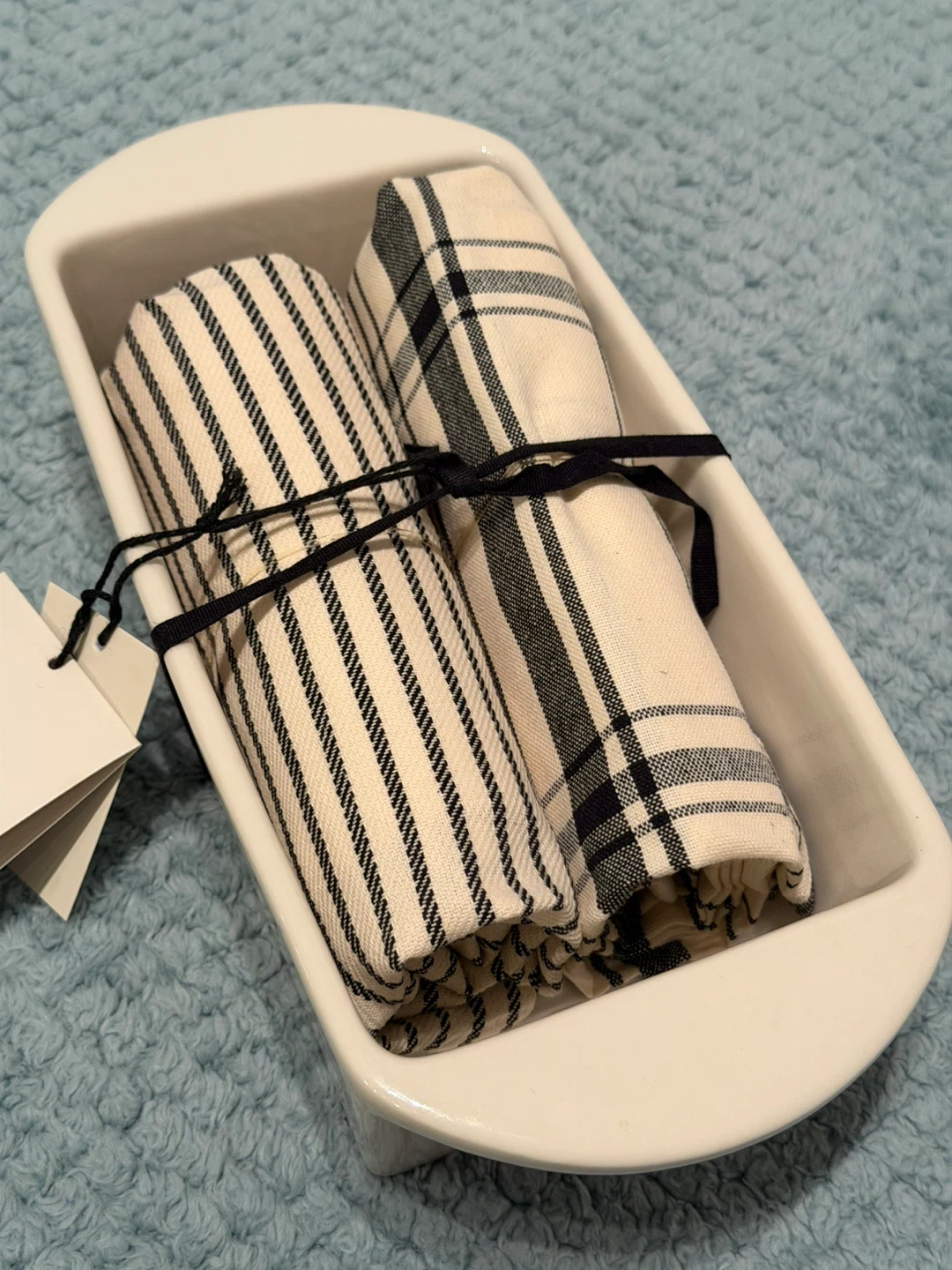 Moving sales: NEW-Oui Loaf Pan & 2 Tea Towels - photo 3