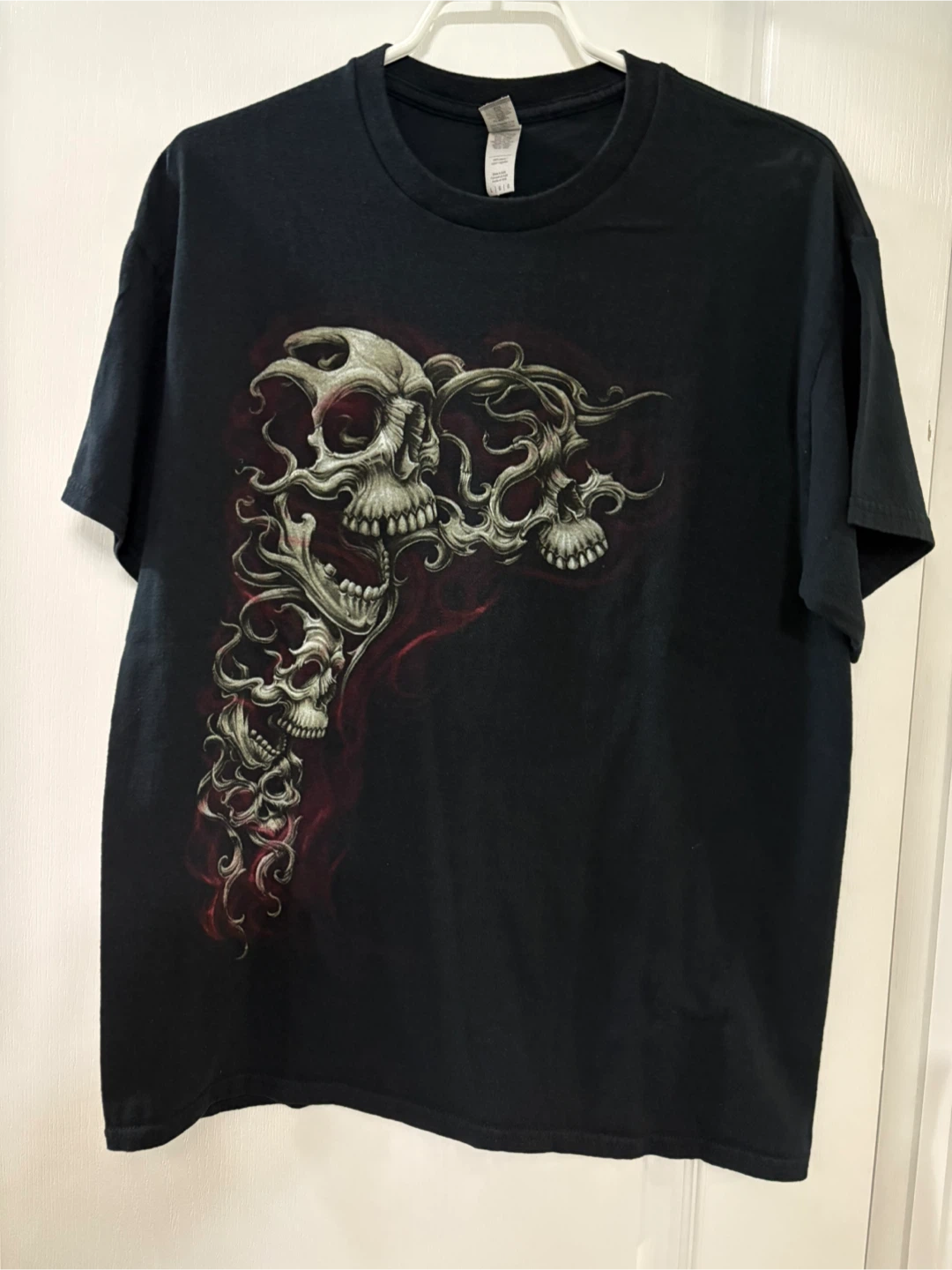Black T-Shirt with Skull Graphic-L