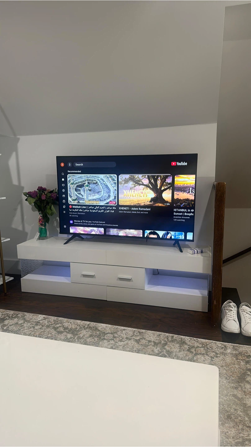 Hisense 50-inch Smart TV and stand - photo 2