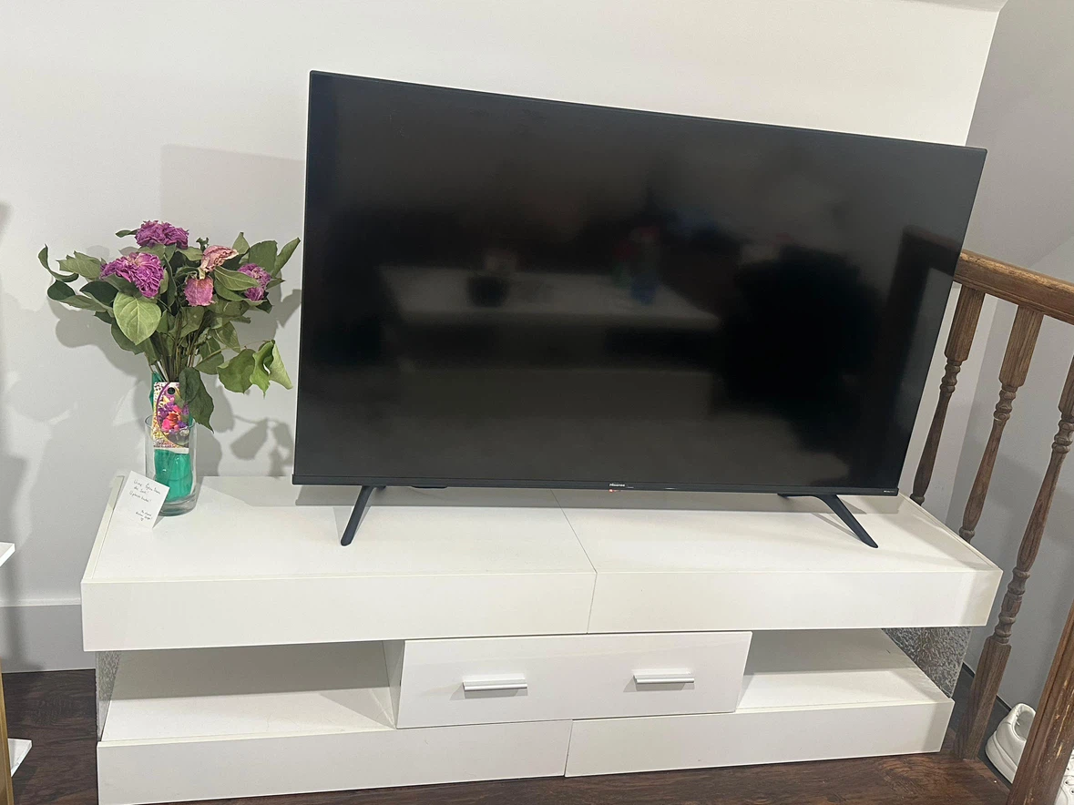Hisense 50-inch Smart TV and stand - photo 3