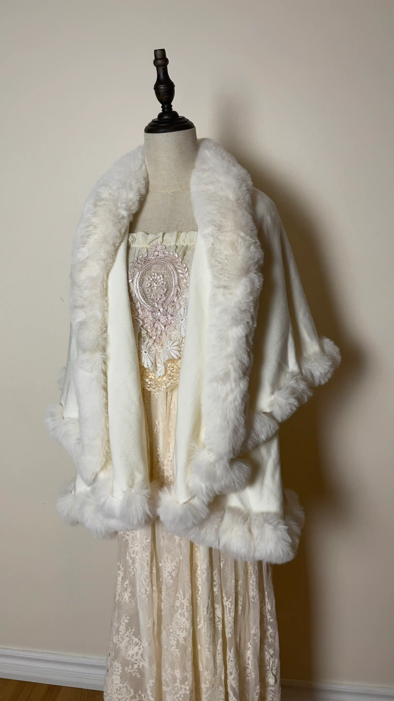 White faux fur trim capelet and lace dress - photo 2