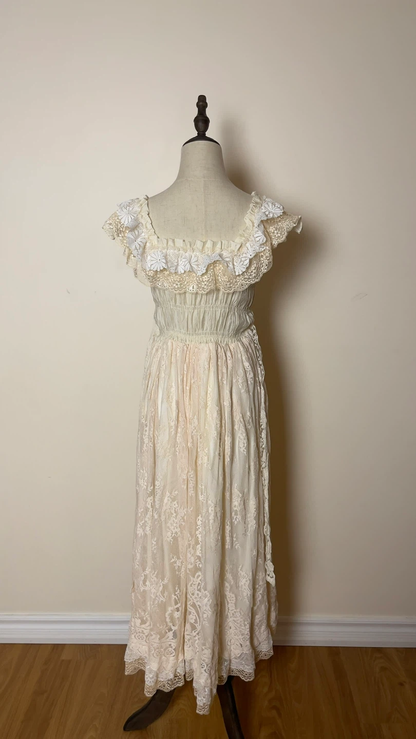 White faux fur trim capelet and lace dress - photo 5