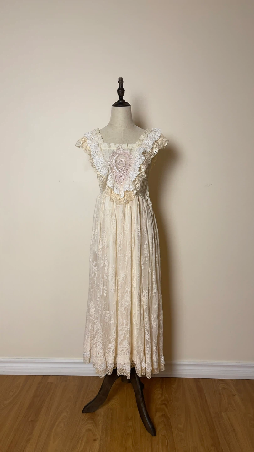 White faux fur trim capelet and lace dress - photo 4