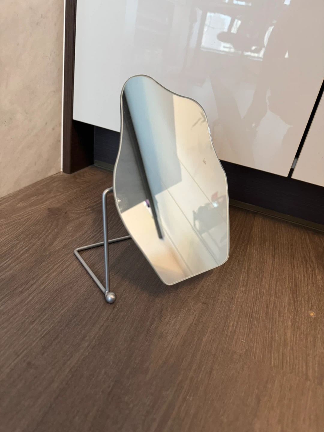 Asymmetrical Desktop Mirror