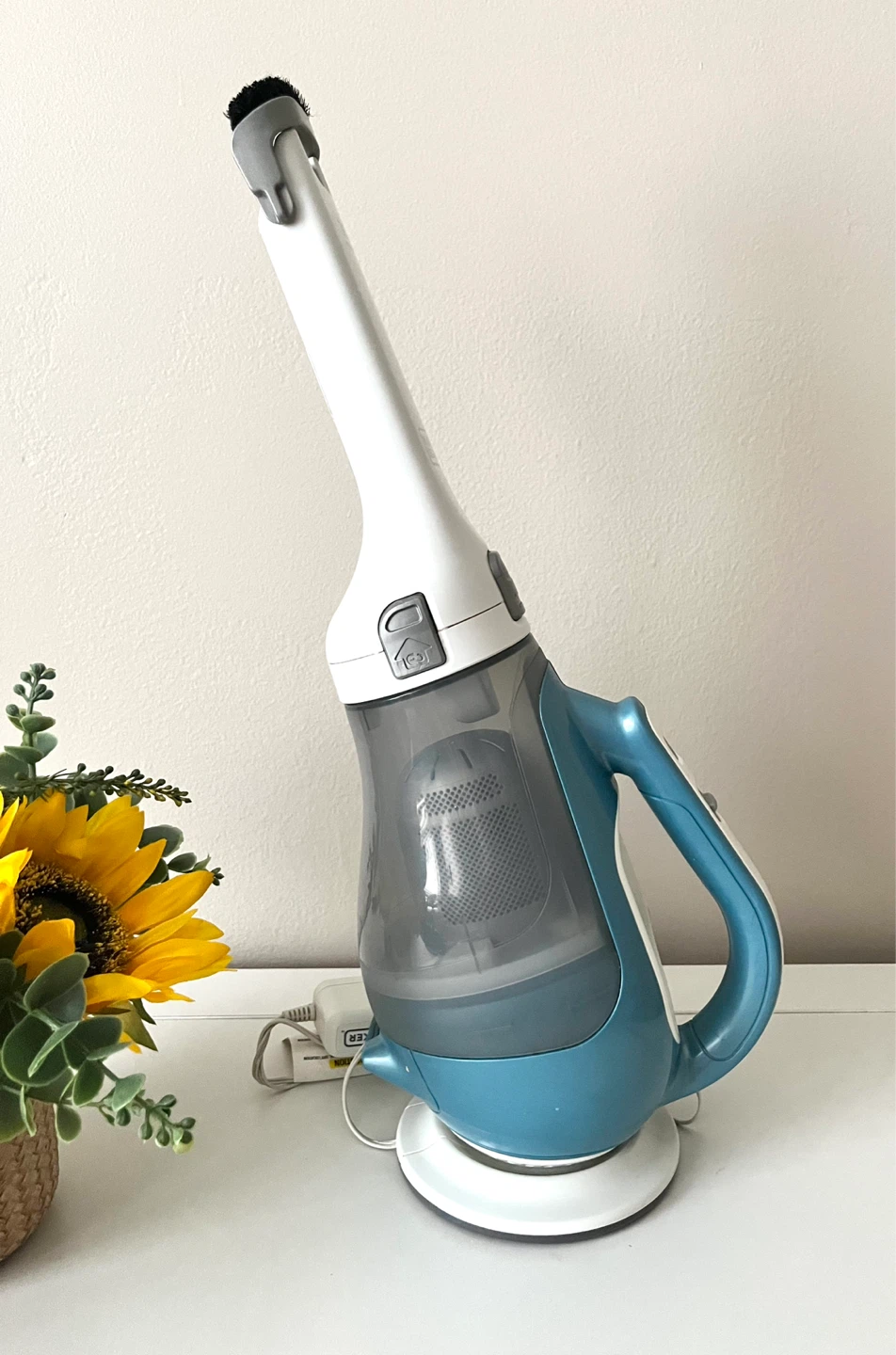 Black+Decker handheld vacuum, cordless.