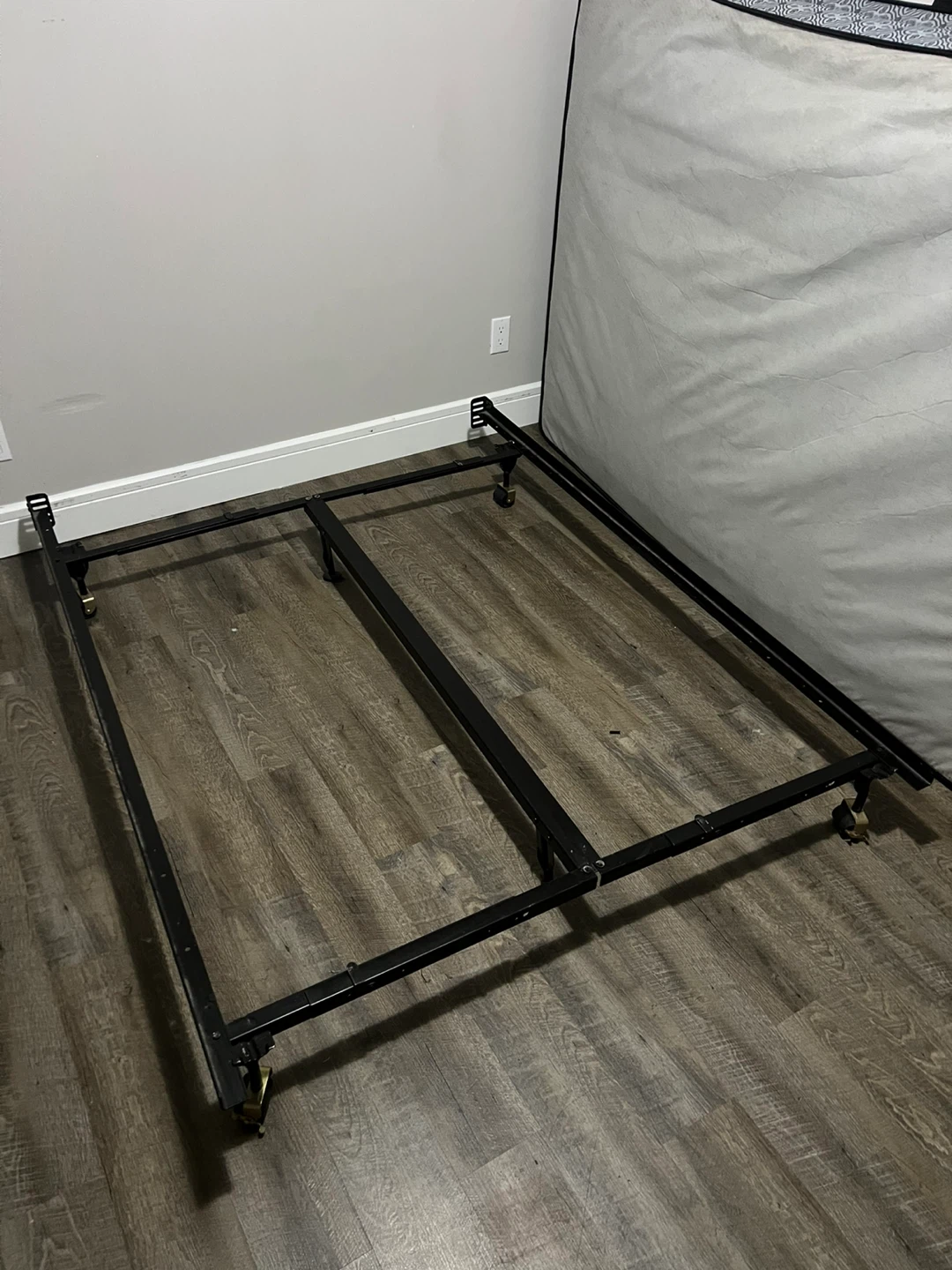 Queen bed - photo 2