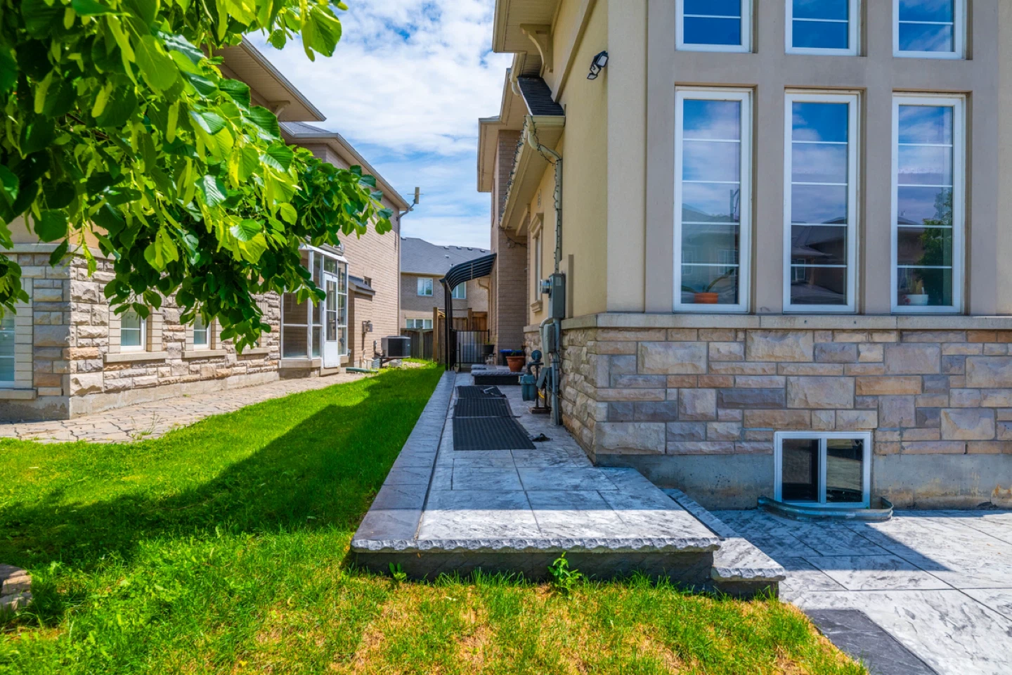 2bd 2 bt+Den basement apartment for rent Scarborough