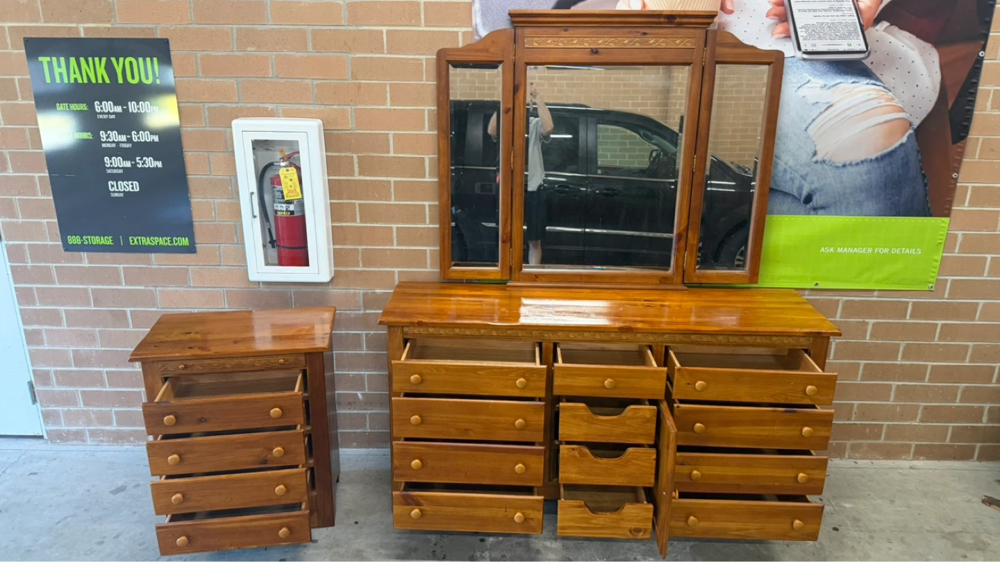 12 drawers Dresser with matching nightstand - photo 4