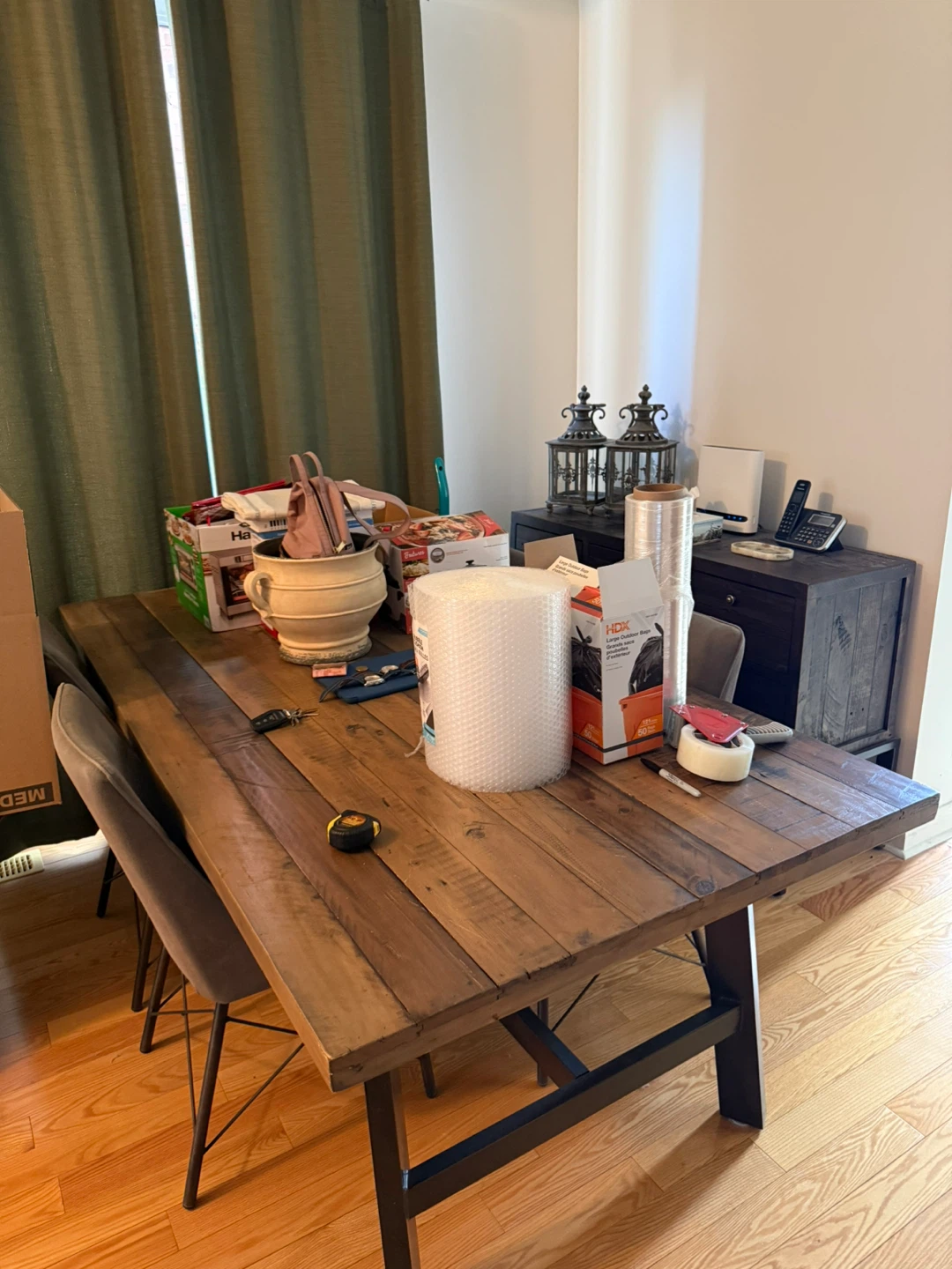 Dining Table and 4 chairs and 2 end chairs - photo 2