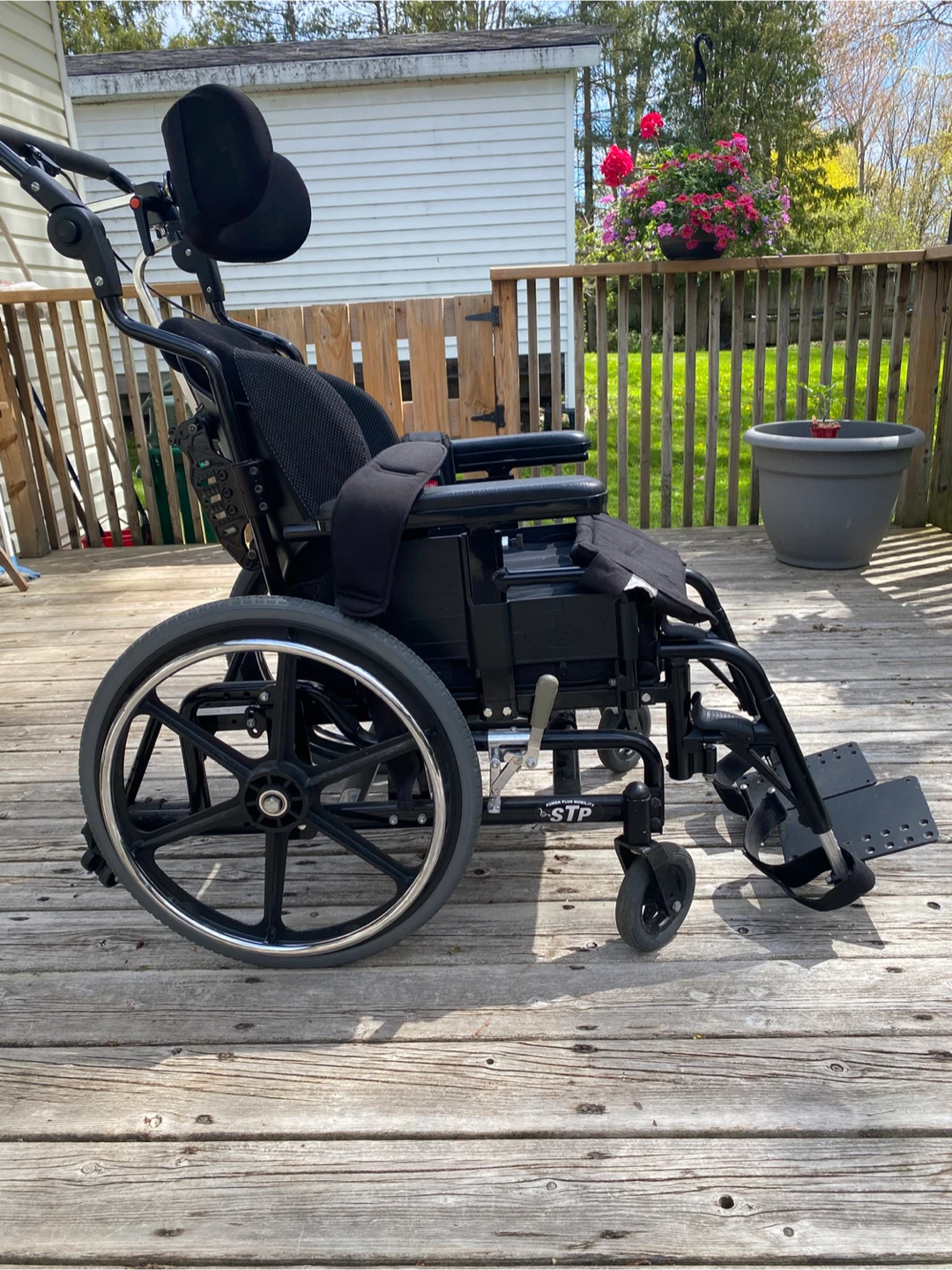 Wheel chair with head rest