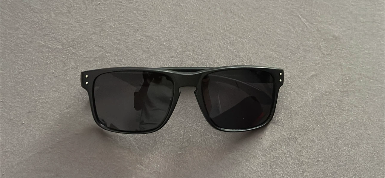 Black Sunglasses - photo 2