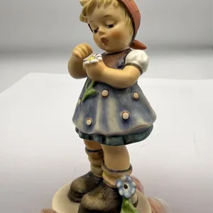 1972 Goebel Hummel “Daises Don’t Tell” #380