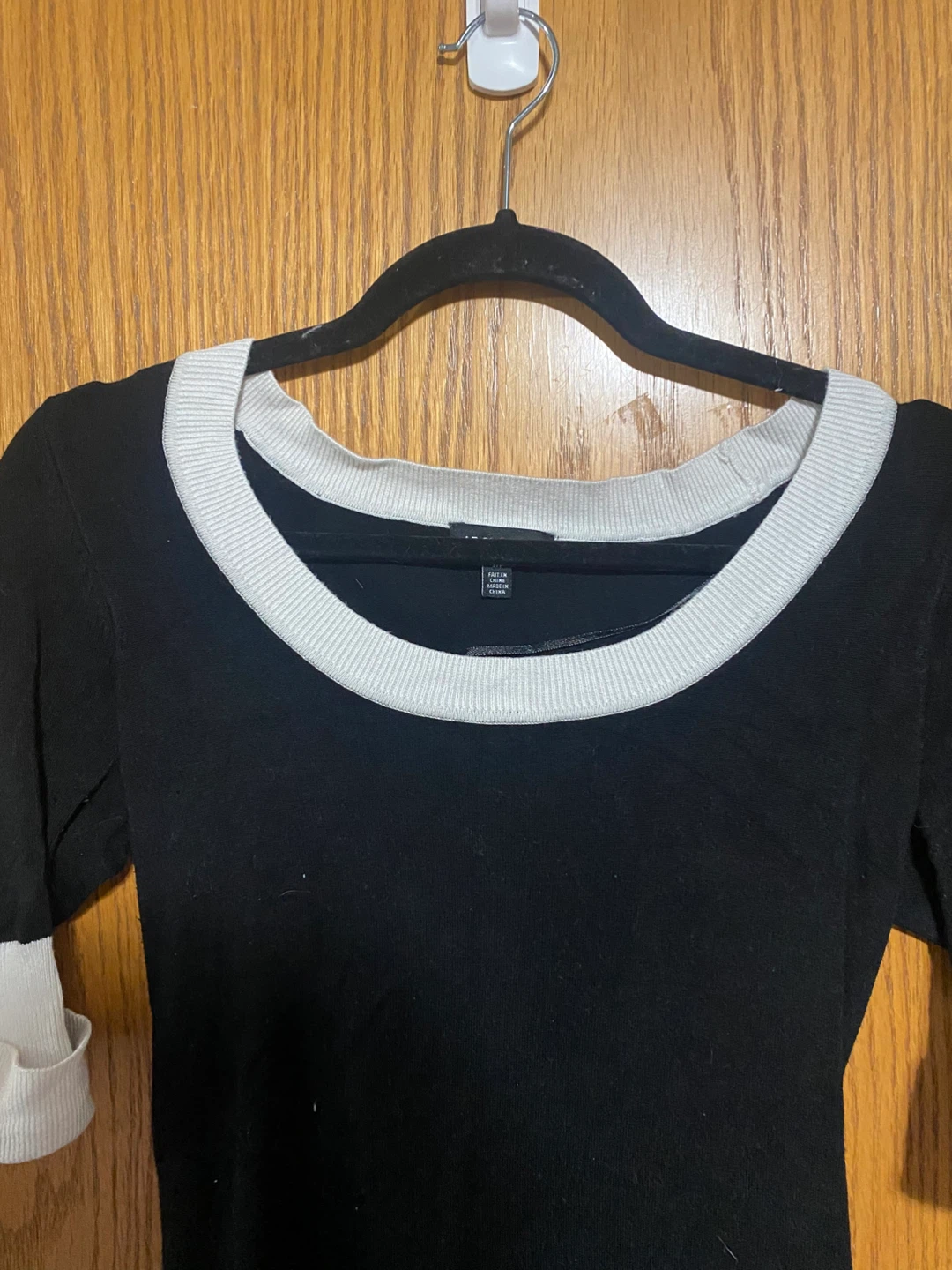 Black & White Contrast Scoop-Neck Knit Dress - photo 5