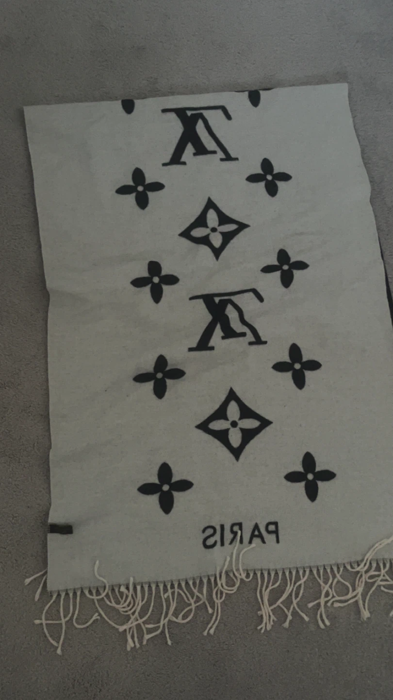 Louis Vuitton Scarf - photo 2