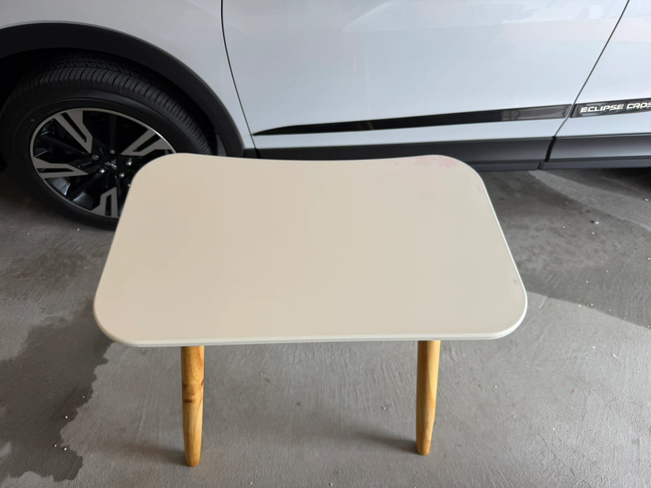 White Table with Wooden Legs - photo 3