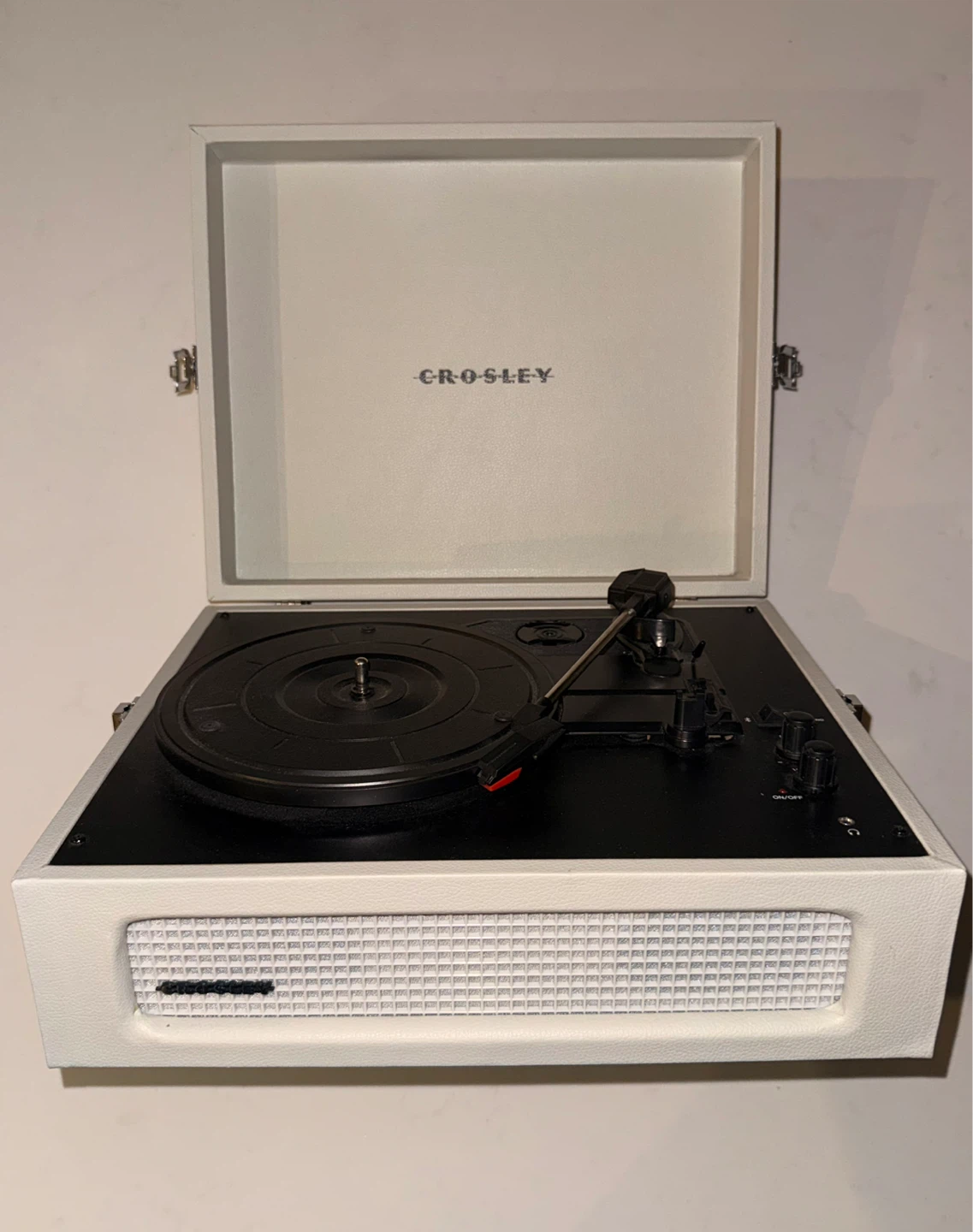 $105 UNUSED STILL BOXED CROSLEY CREAM BLUETOOTH RECORD PLAYER - photo 2