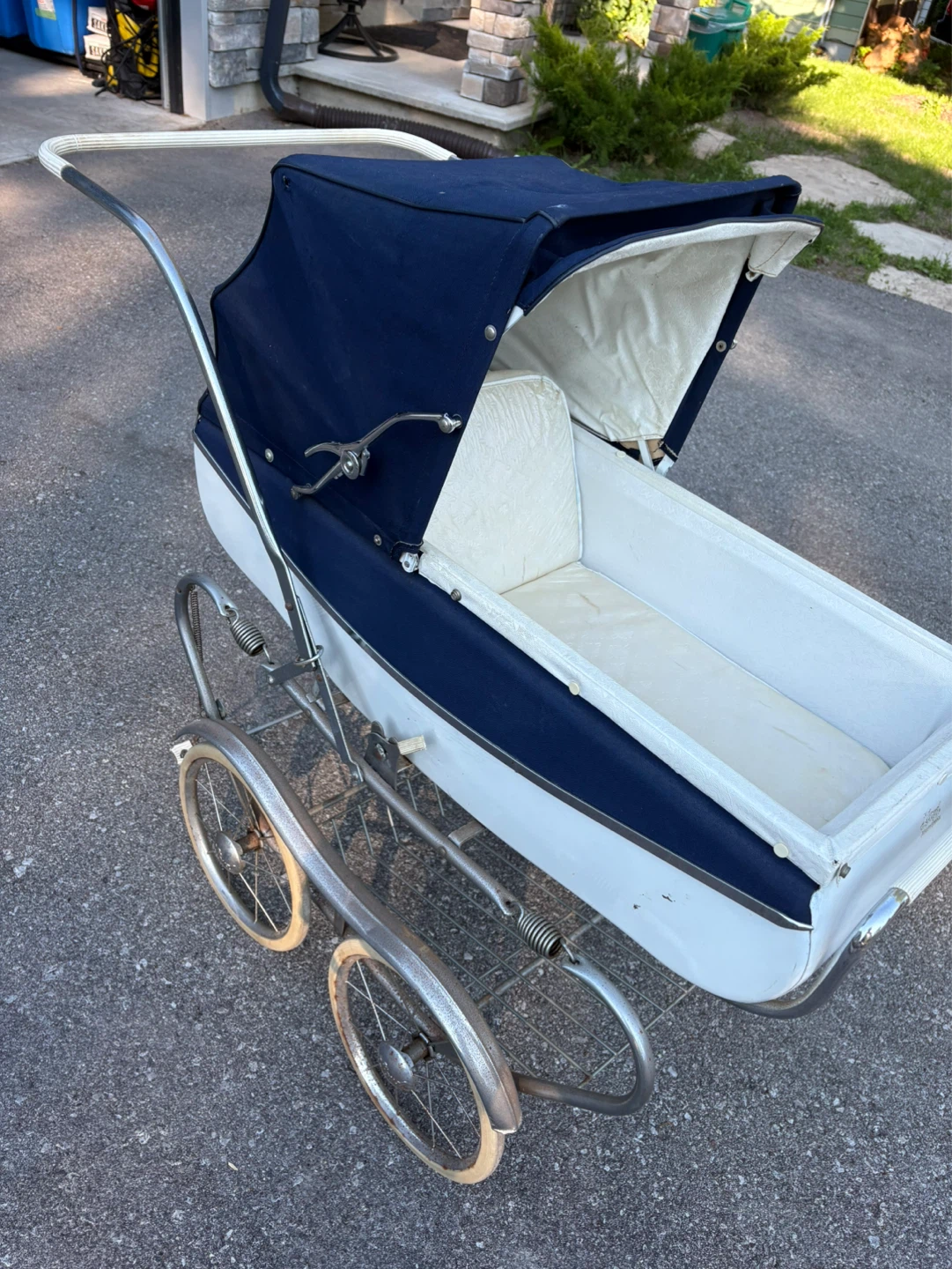 Lloyd "Orillia Canada" vintage baby carriage
