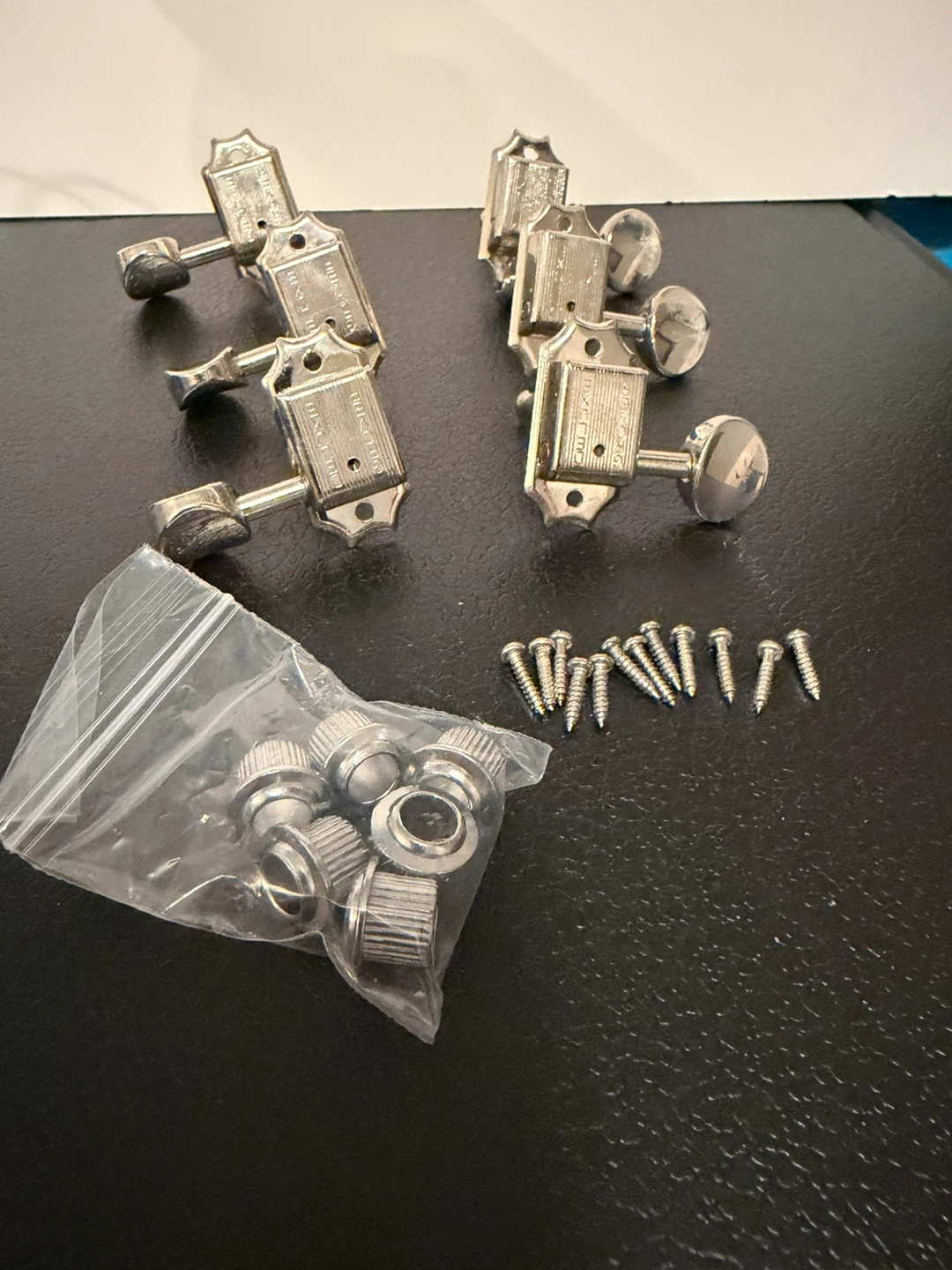 6 Guitar Tuning Machines & Screws