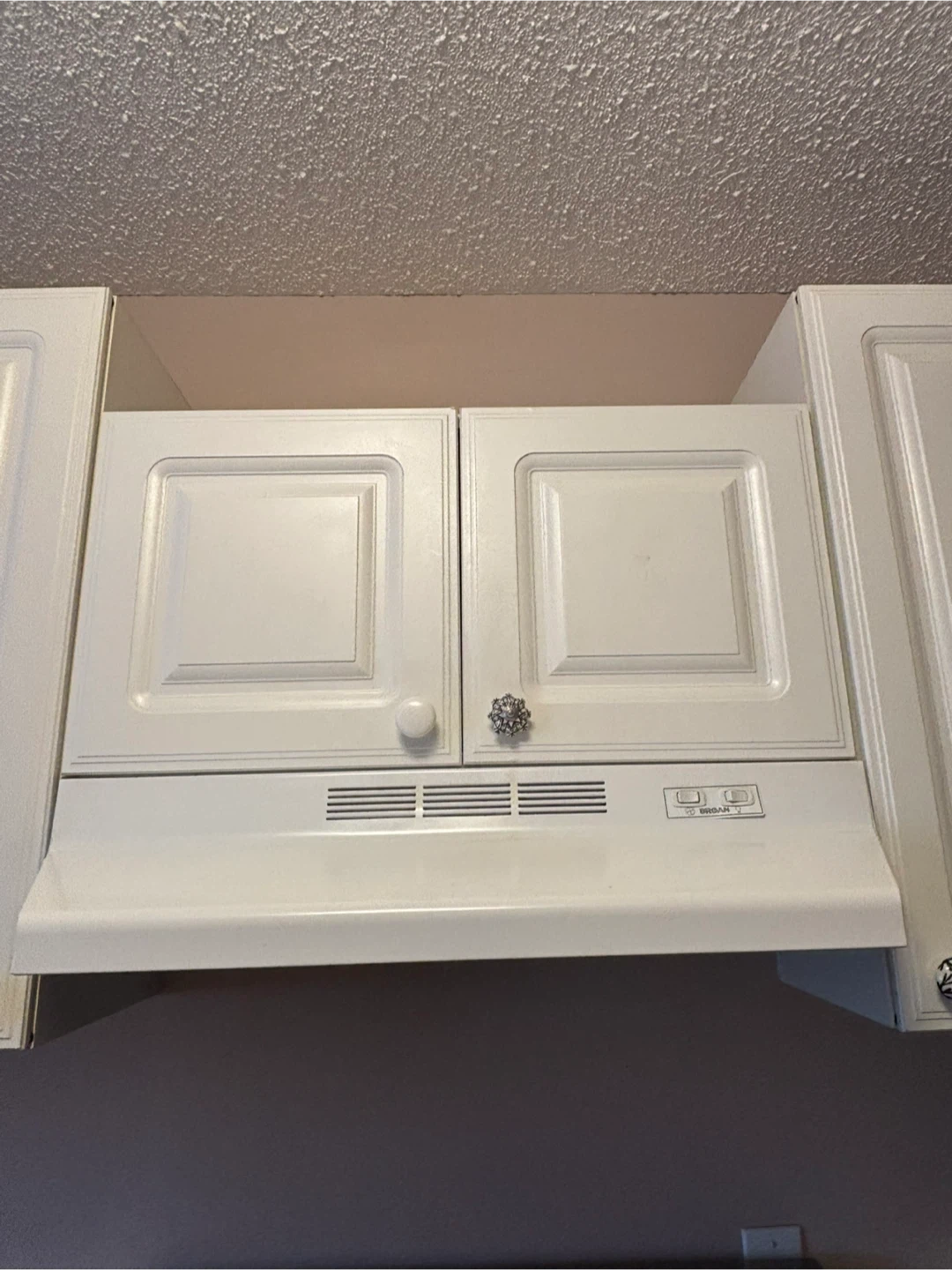 8 Kitchen Cabinet Doors w Hinges - photo 4